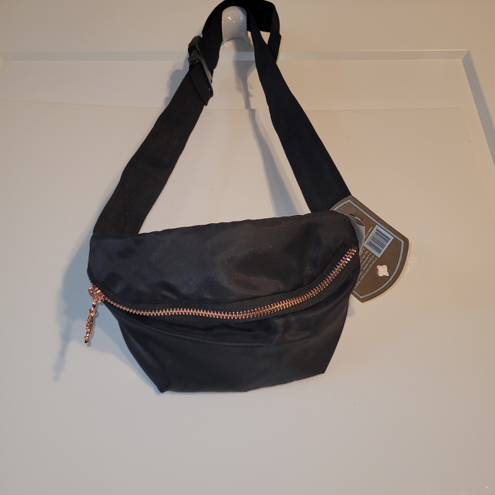 Black fannypack bag